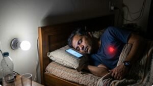 रात को लाइट जलाकर सोने के नुकसान sleeping with lights on side effects heart failure and diabetes risk in hindi